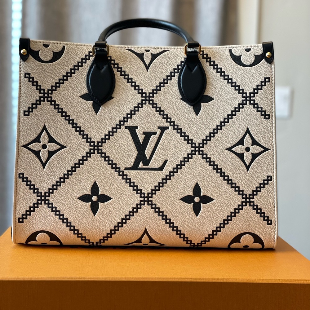 SOLD Louis Vuitton Onthego MM - Crème/Black - NEW - Picture 2 of 16